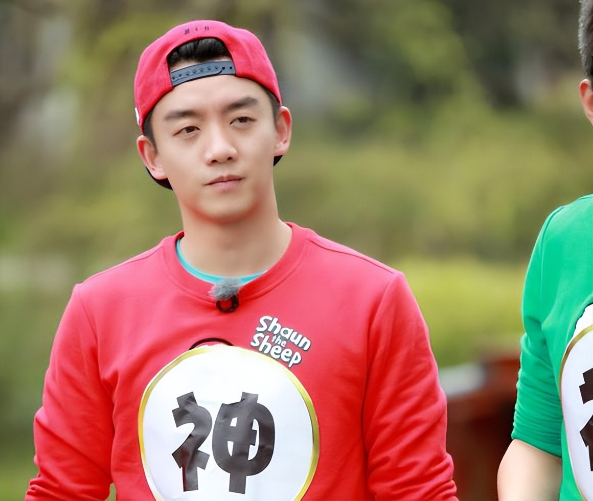 鹿晗背景有多强大？时尚芭莎主编喊他少爷，王思聪都不敢轻易评价