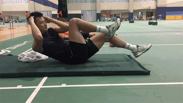 怎样才能打好羽毛球拍,怎样才能打好羽毛球发球