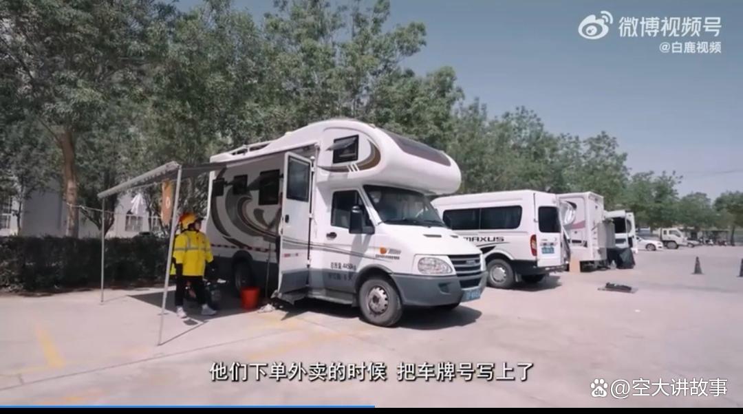 宝妈在塔克拉玛干沙漠边缘送奶茶，月入7000元实现事业与家庭平衡