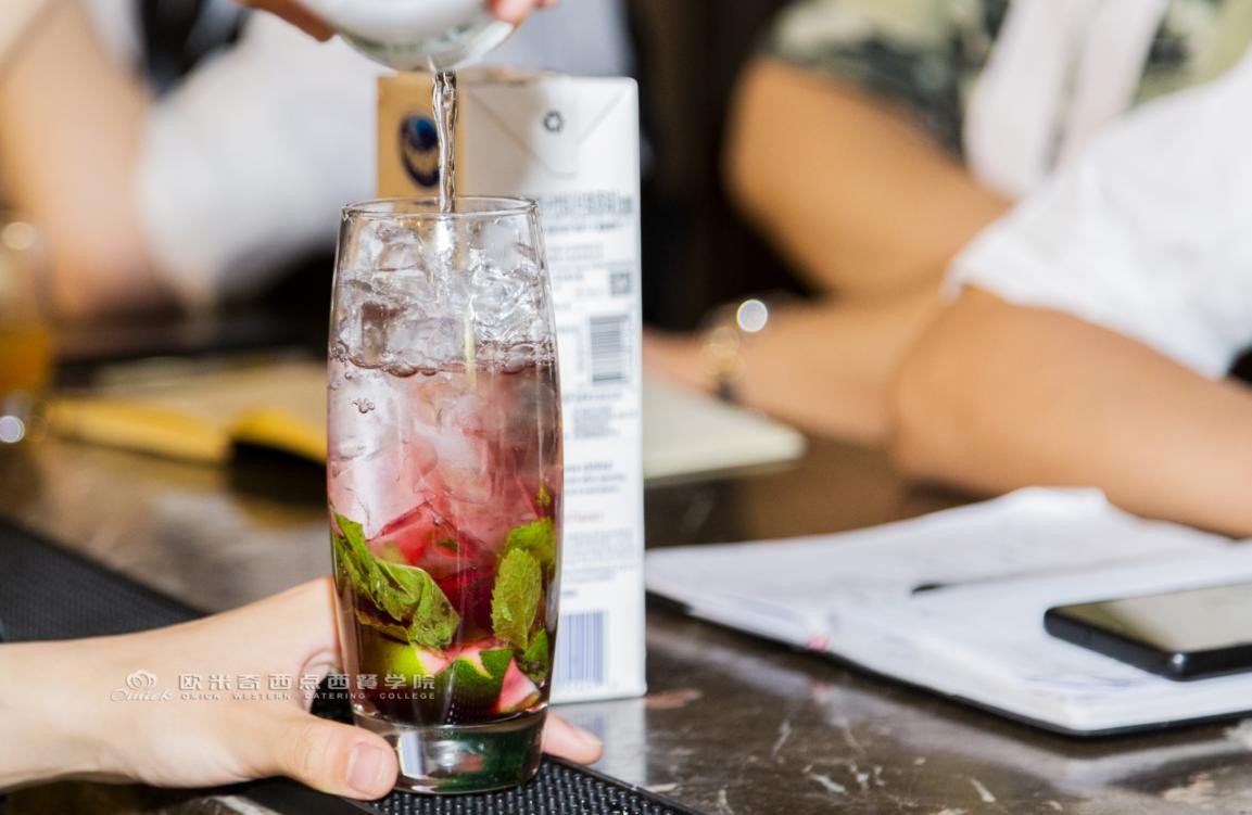 北京调酒师培训哪家好,调酒师在学校还是在酒吧学