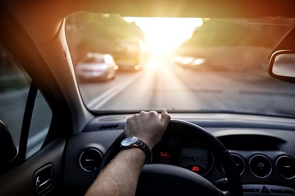 正常人每天充电多少度电,一个人用多少度电正常