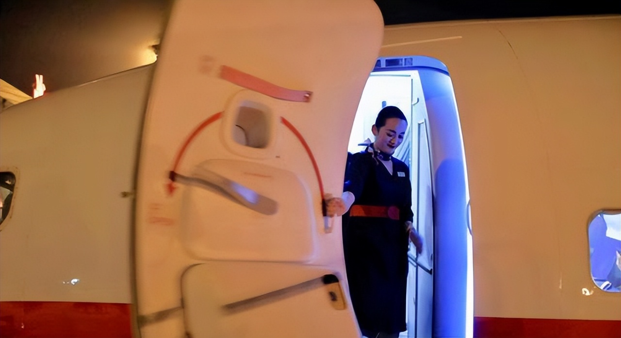 空姐关舱门你觉得哪个力气最大,空姐关闭舱门为什么一步一步来