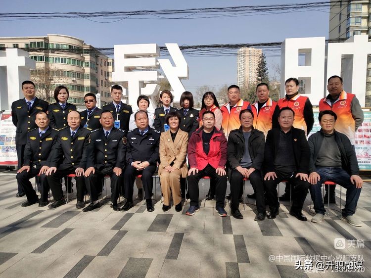 学习雷锋医心为民