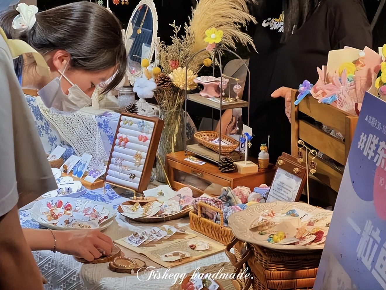 年轻人搞钱上瘾,年轻人假期搞钱上瘾