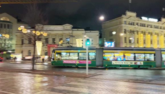 去芬兰看极光，见圣诞老人，路上却丢失行李，差点被锁地牢