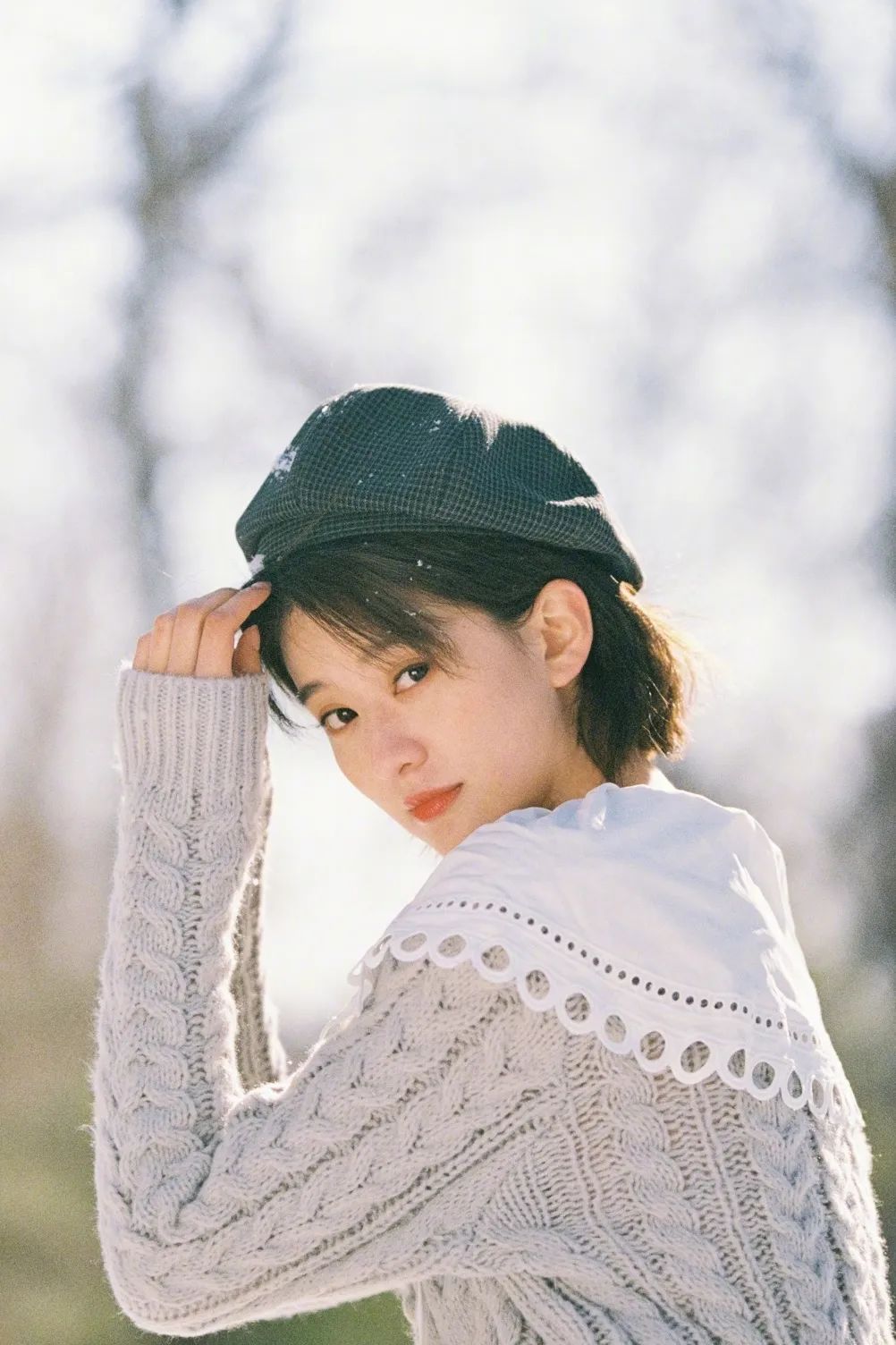 别再披头散发了教你一招秒变女神,今年别再披头散发了三款减龄发型