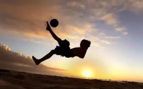 射死球员、射穿球网、进球超过贝利?中国男足也有“世界球王”