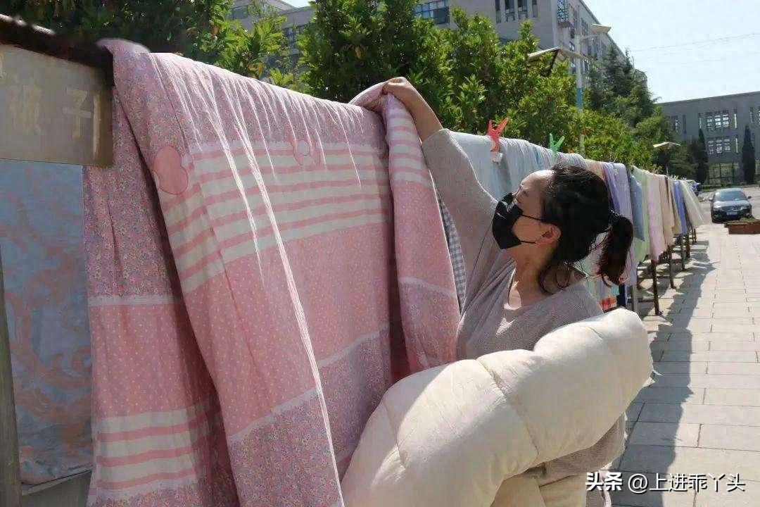 羽绒被长螨虫吗,羽绒被晾晒飞出的白色灰尘特别多