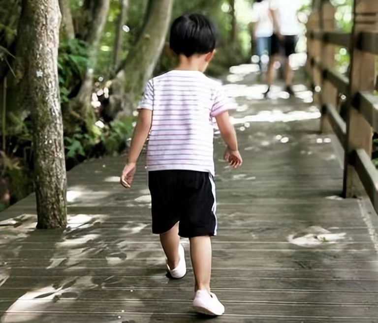 唐山大地震的军人感人瞬间,寻找河北唐山大地震牺牲战友