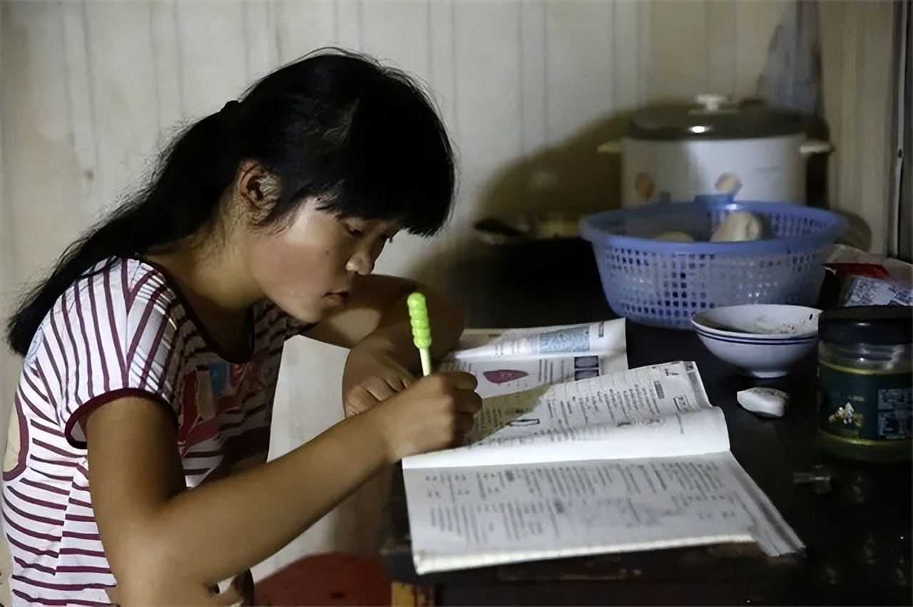 2015年，安徽女孩上街“扮牛”让人骑5元一次，背后隐情催人泪下