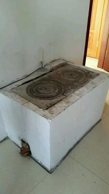 梦见老家旧房子内炉子在生火,梦见我老家的屋里屋外发的煤炭火