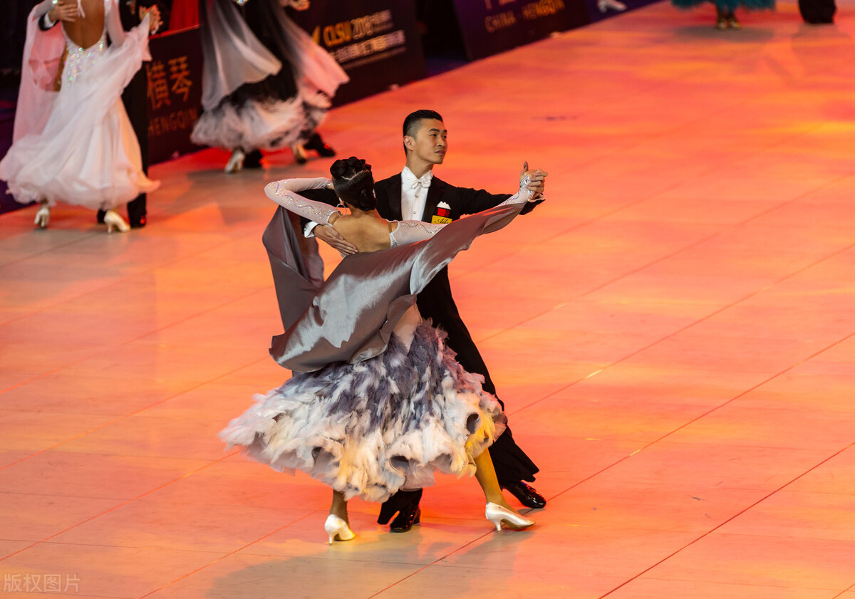 闺女上学谈恋爱怎么办,养女在家里没地位27岁不敢谈恋爱