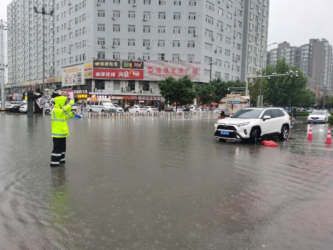 太原交警：窗外下着雨，我在守护你