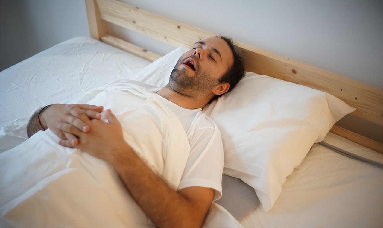 半夜突然口干舌燥别以为是缺水,半夜总是口干舌燥是缺水吗