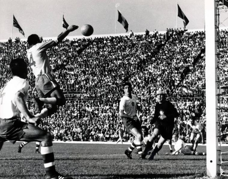 世界三大公认足球球王,球王贝利巴西足球传奇