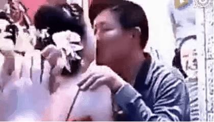 “别摸我！”新人结婚时被朋友拦车要红包，新娘遭强行搂抱、袭胸
