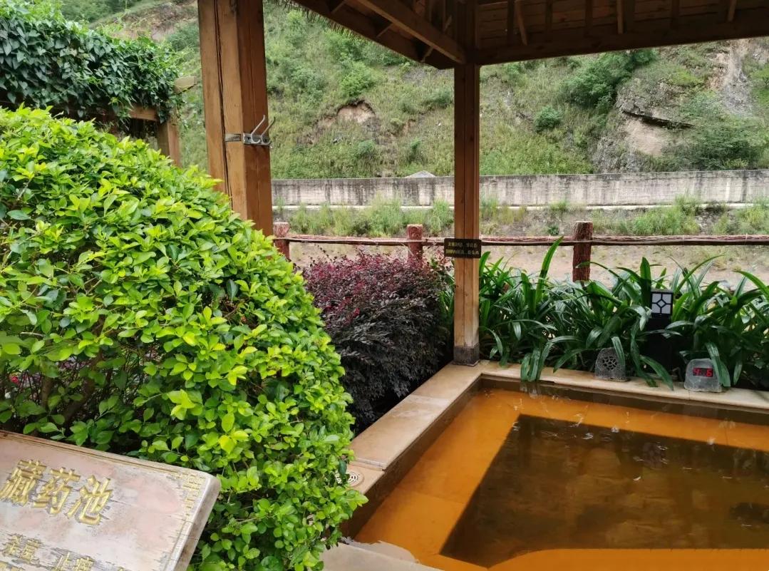 昆明的滇池周边有哪些不错的温泉,昆明温泉酒店吃住一体推荐五华区