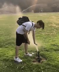 女孩子看起来外表美丽，其实裤袜已经掉到大腿根了！哈哈哈