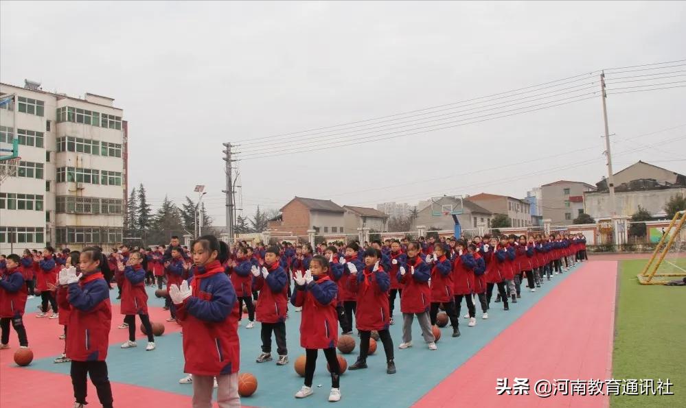 不畏冬日寒最美大课间！渑池县尚德小学举行“庆元旦”阳光大课间比赛