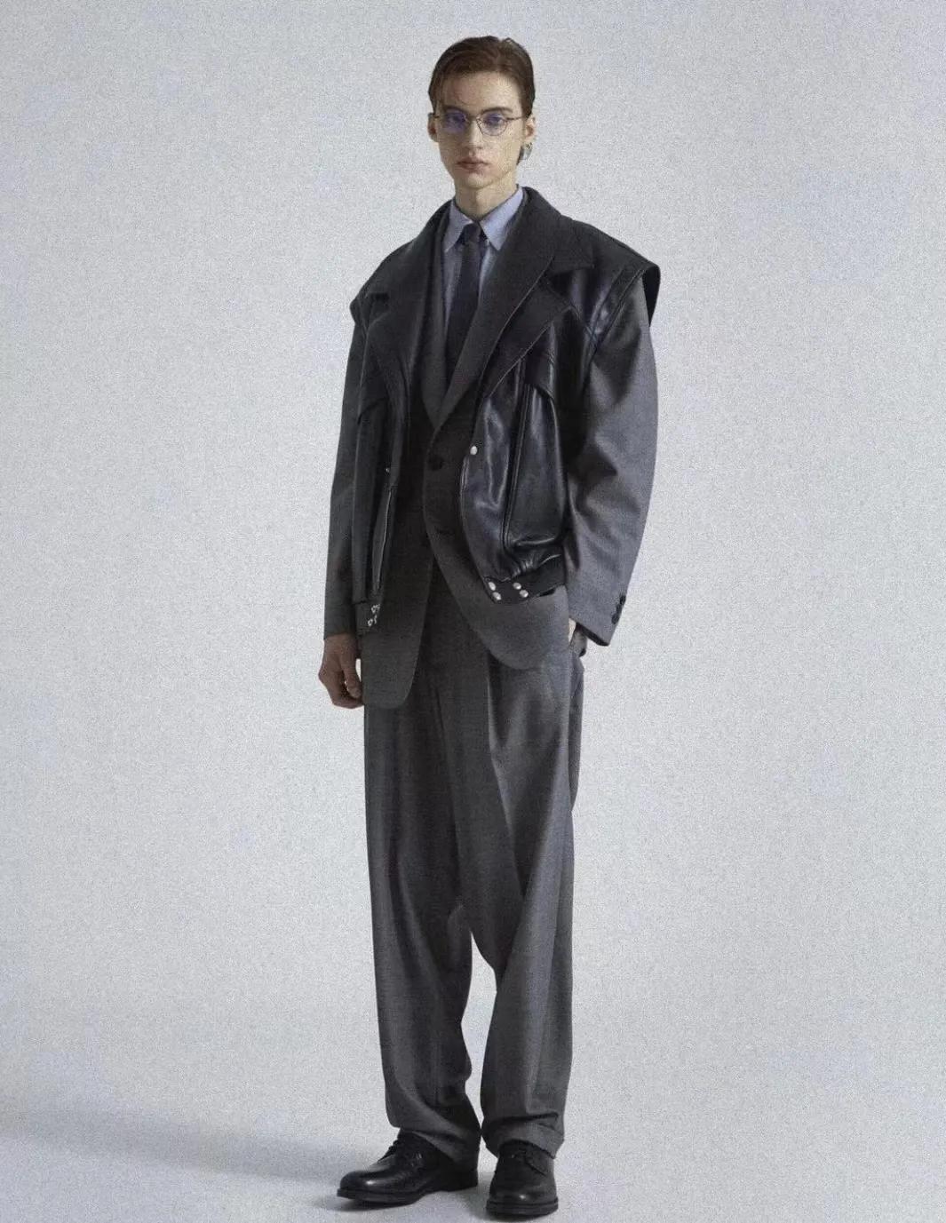 优雅、街头、暗黑揉为一体，拥有独特立体美学的韩国品牌