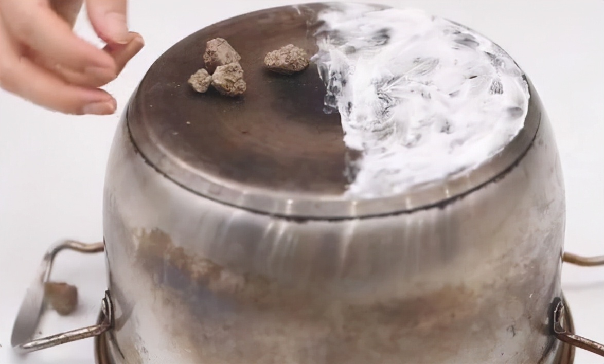 家里的炒菜锅铁锅锅底脏了怎么办,炒菜锅锅底又黑又脏妙招