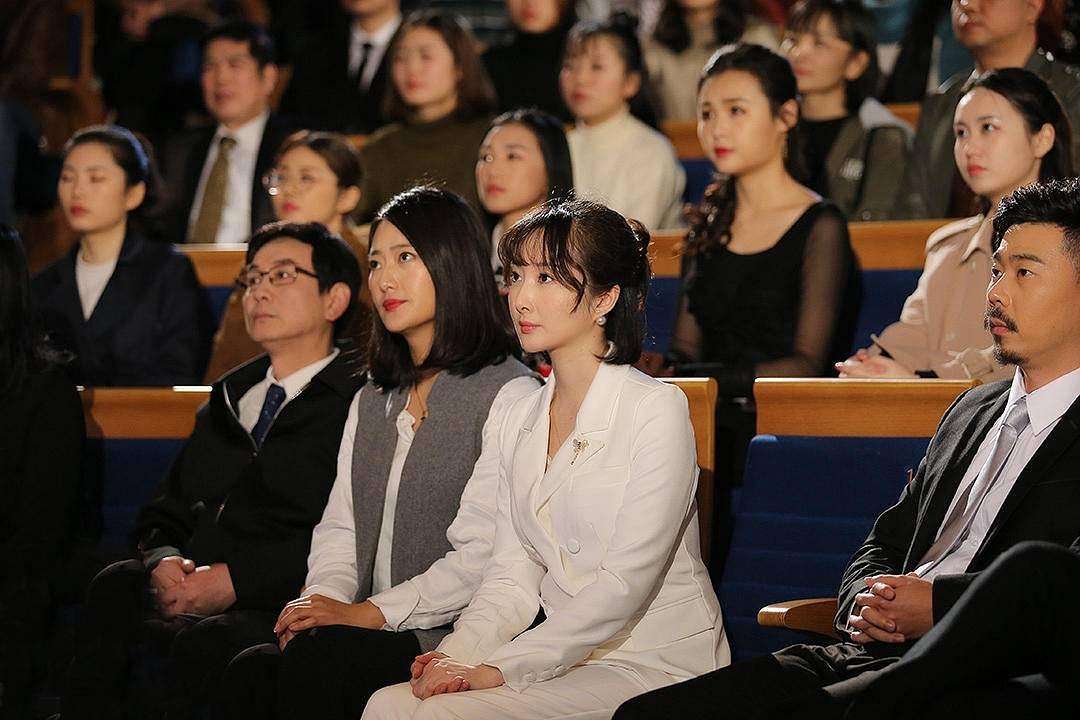 女大学生痴迷明星梦,女大学生疯狂迷恋男明星