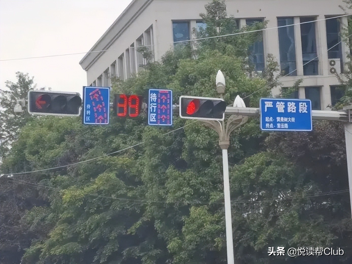 黄果树大街新增“待转车道”，驾驶时该注意什么，快收藏