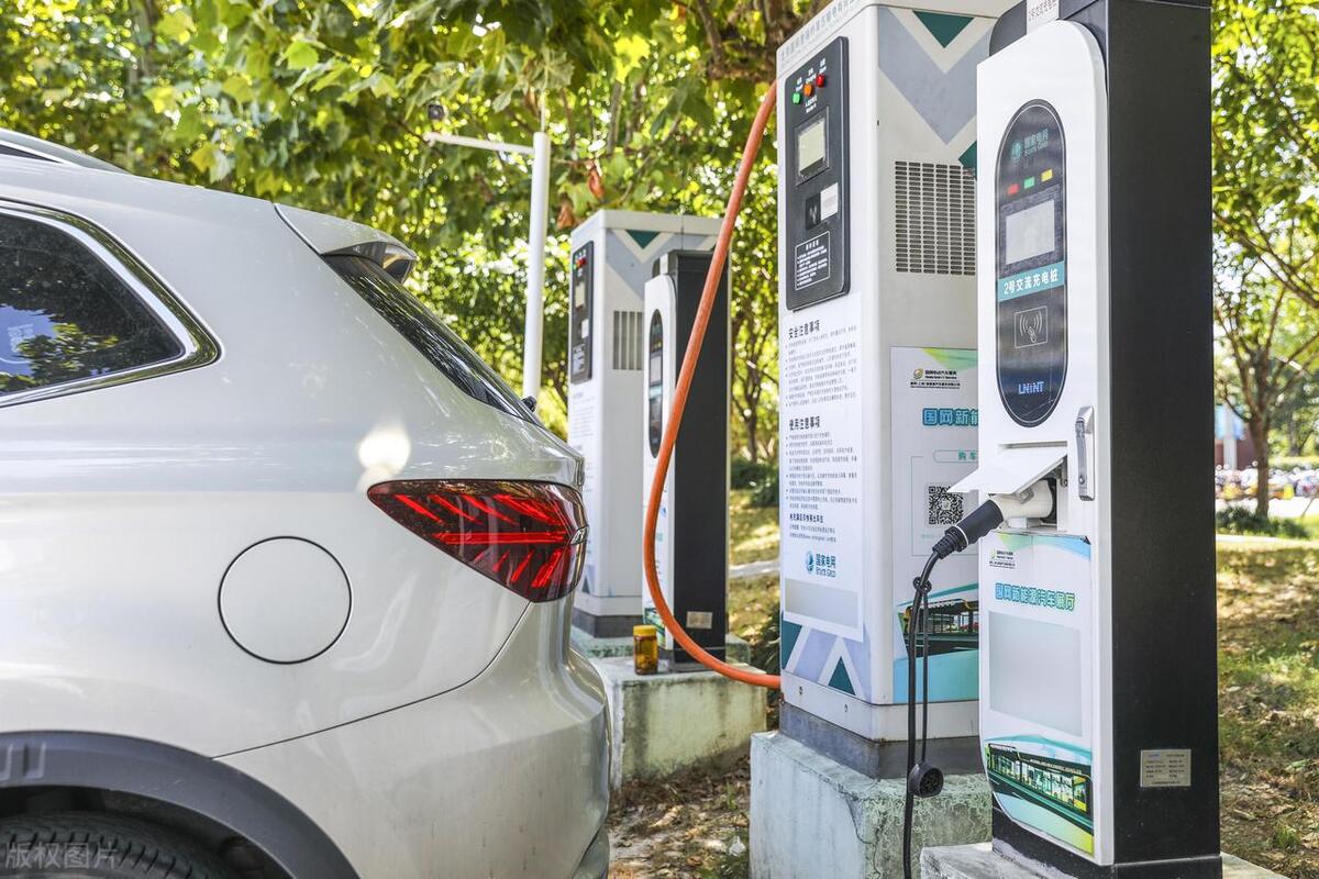 上班族选电车还是油车,平常开的比较多买电车还是油车