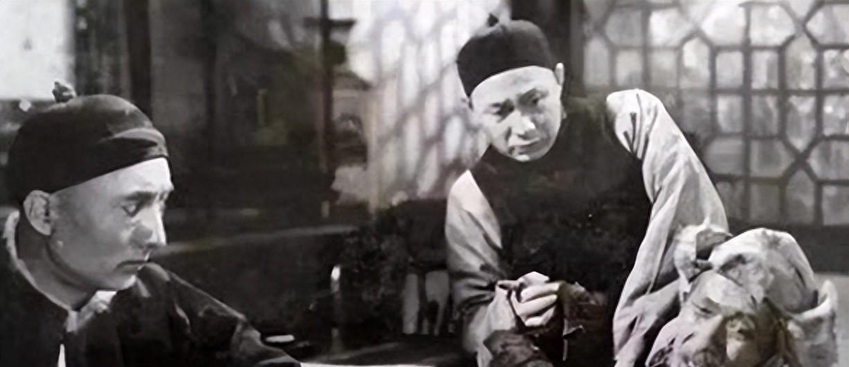 敌人用烧红的火钳从她的阴部直捅到腹腔！英勇牺牲的红军草鞋队长