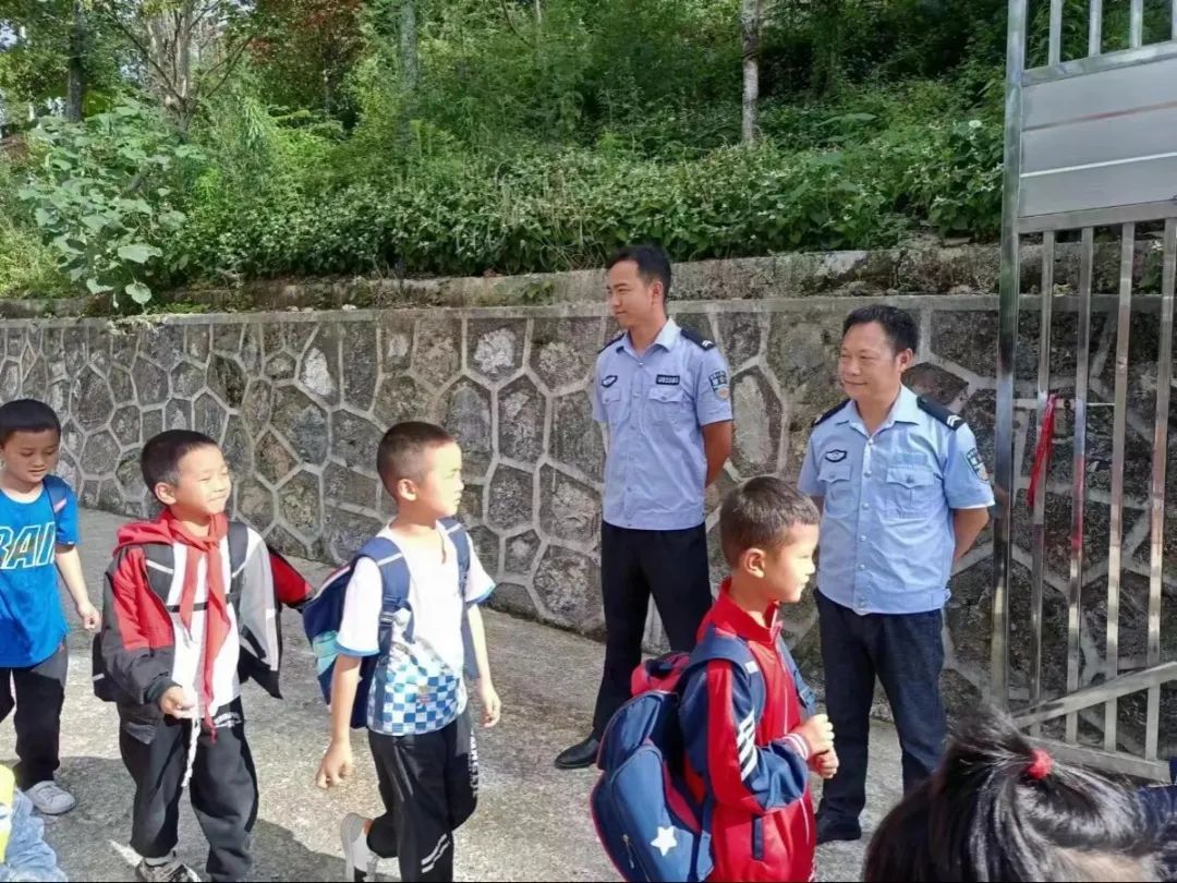 兰州公安全力开启护学模式,民警开启护学模式