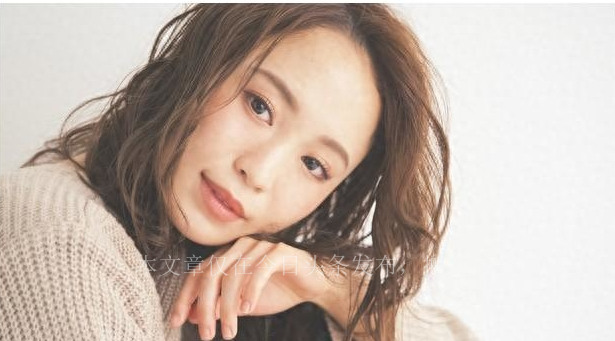 堂哥手断了，我带1000元去看望他，他把钱扔到一边“拿30万给我”