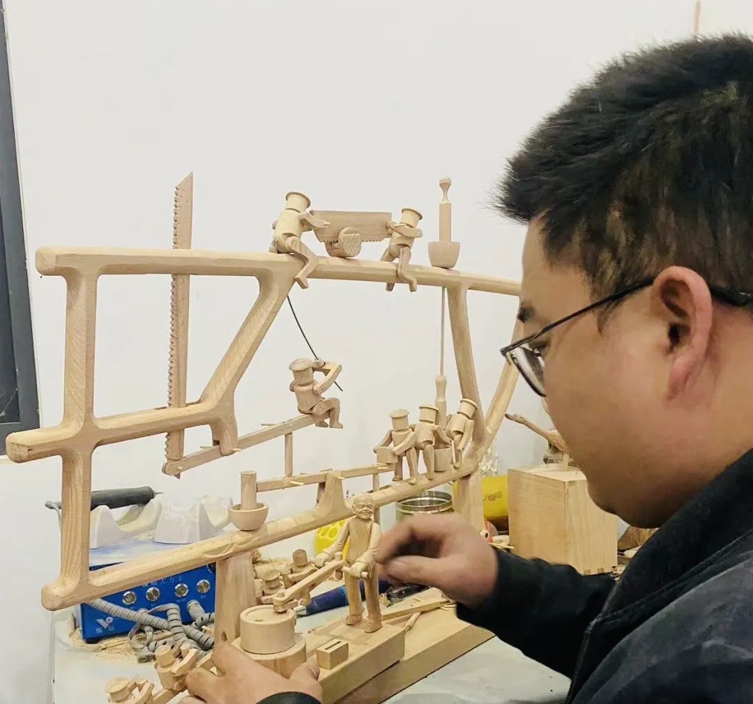 年轻小伙摆摊开店卖什么更挣钱,小伙开店推出免费单人煎饼