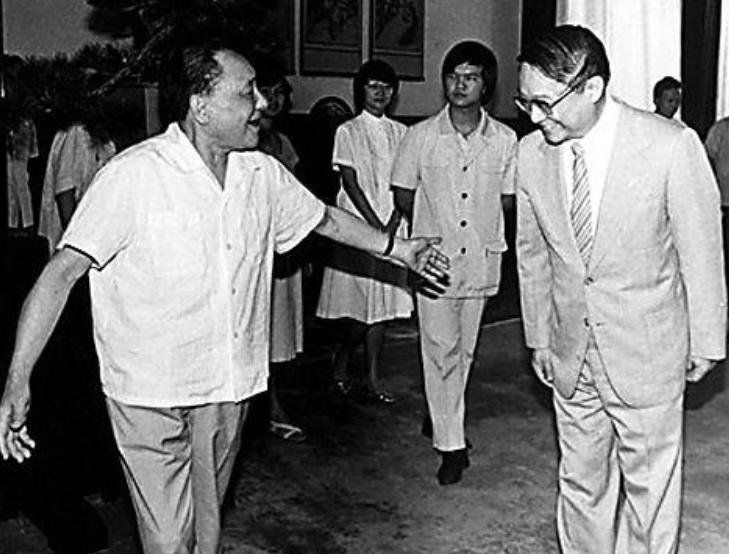 89年*小平邓**向*党**中央递交辞职信功成身退，他的退休生活是怎样的？