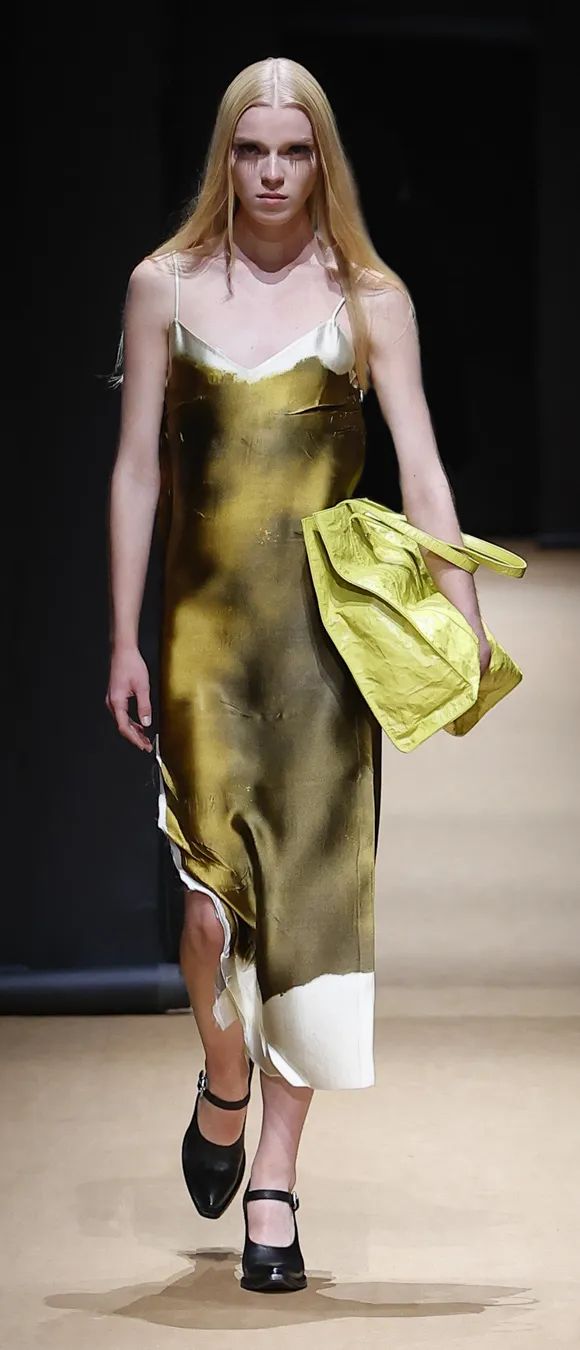 在Prada的戏梦中，以对立之境现原生之美