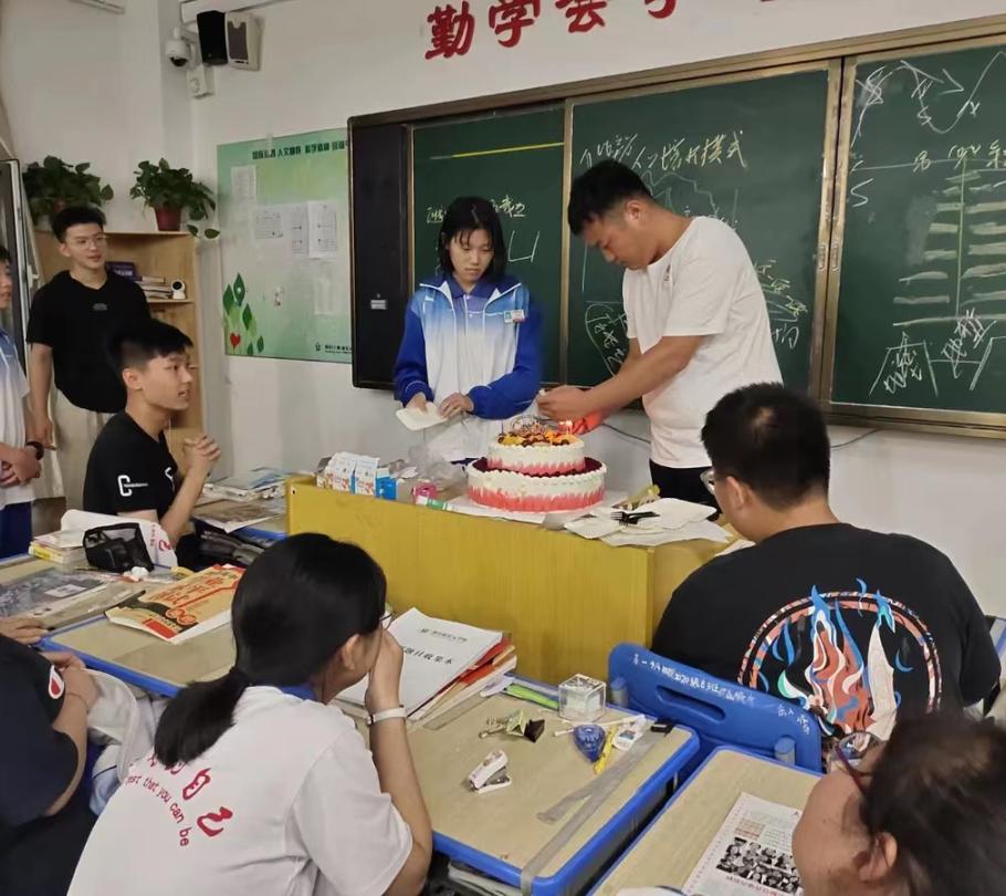 他们有个共同的名字，叫“新纪元高三班主任”（一）