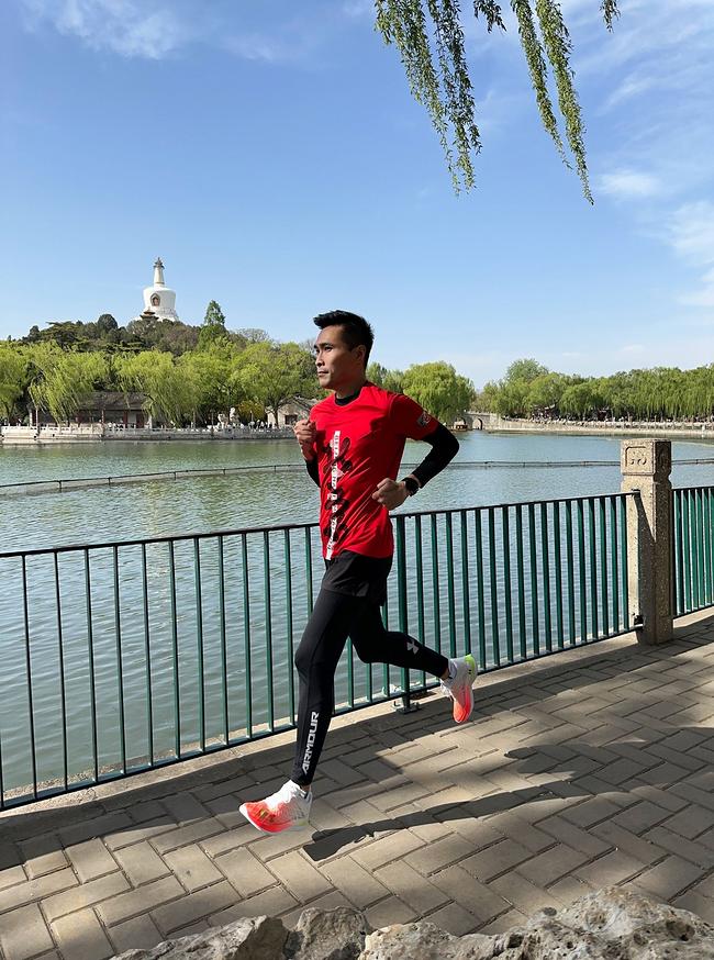 一双助力你摆脱平庸，突破自我的碳板跑鞋