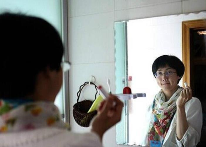 刘霆16年前背母上大学感动全国,背母求学的刘霆为什么变性