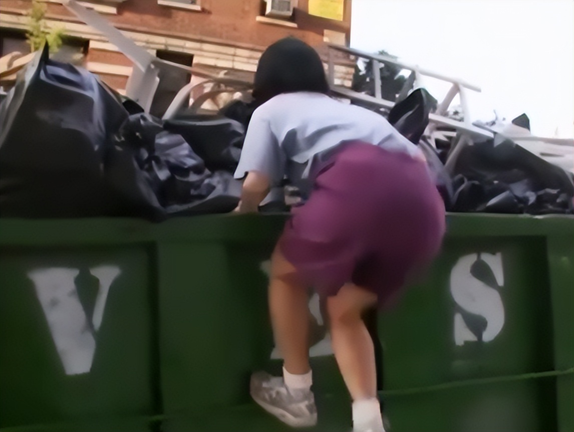 12年前哈佛毕业生为买房,厕纸反复用,棉袜穿成*袜丝**,买了几套房？