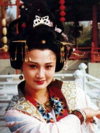 看烦了满屏的“纸片人”“排骨胸”，这几位有肉感的女星才是真美