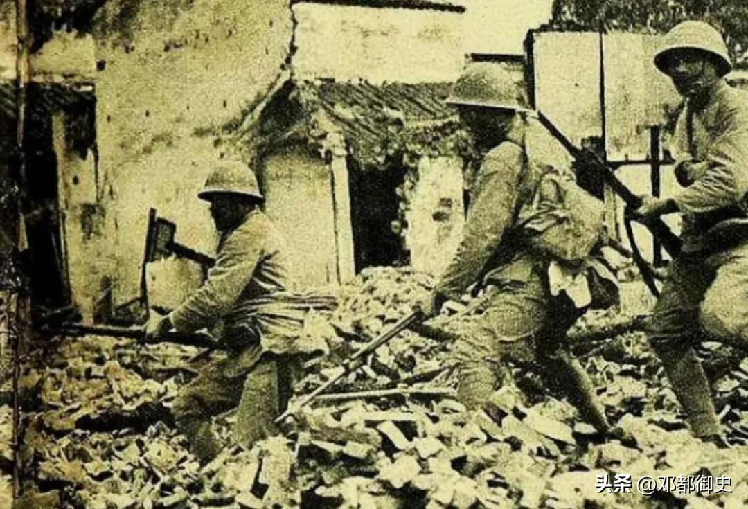 日军当着国军的面杀俘虏,日军侵华兽行
