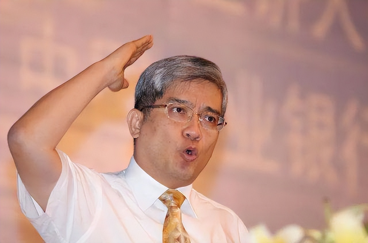 2011年，55岁的*咸平郎**爱上31岁空姐，2年后分手想让空姐赔他900万