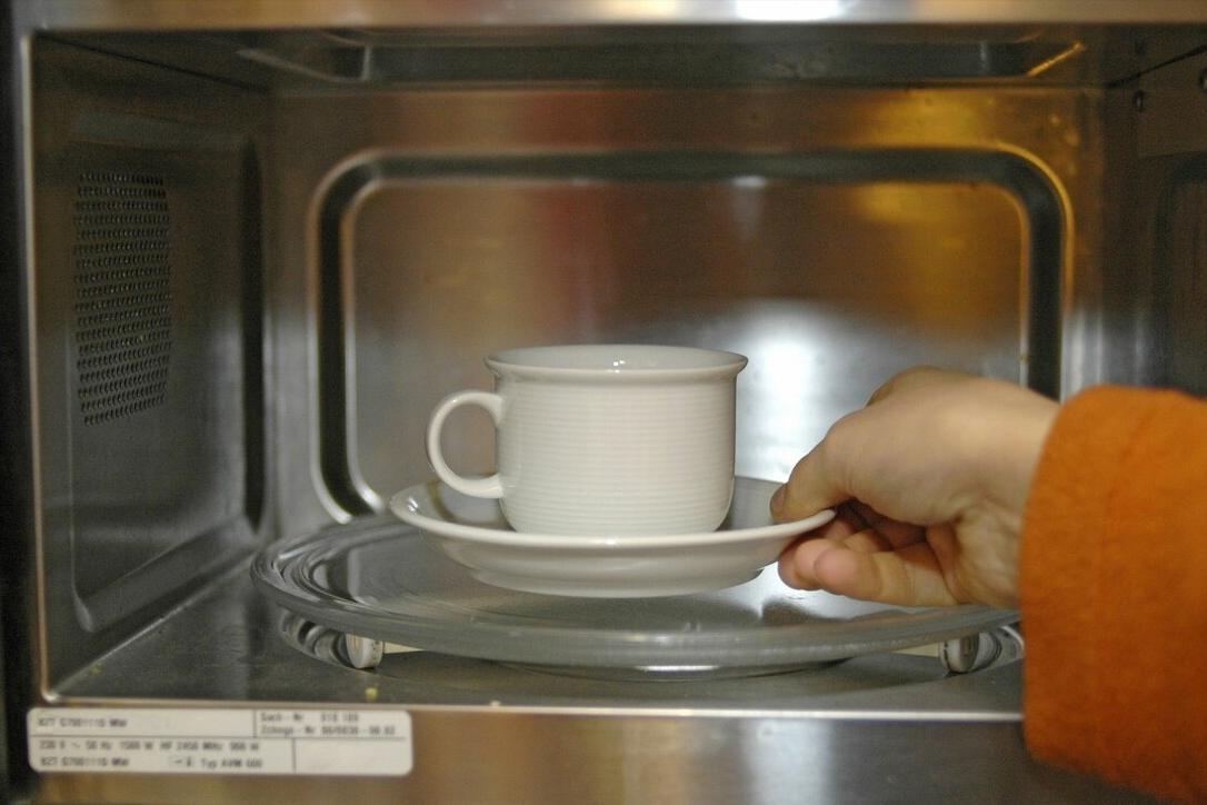 买空气炸锅好还是买微波炉比较好,空气炸锅原理和微波炉有什么区别