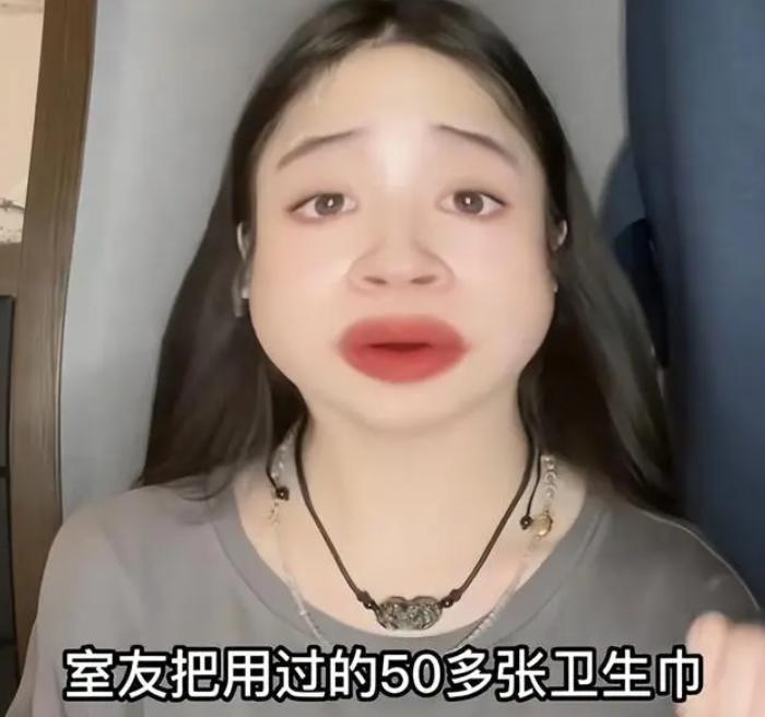 大学女生将用过的卫生巾贴满床，气味很“上头”，室友却忍气吞声