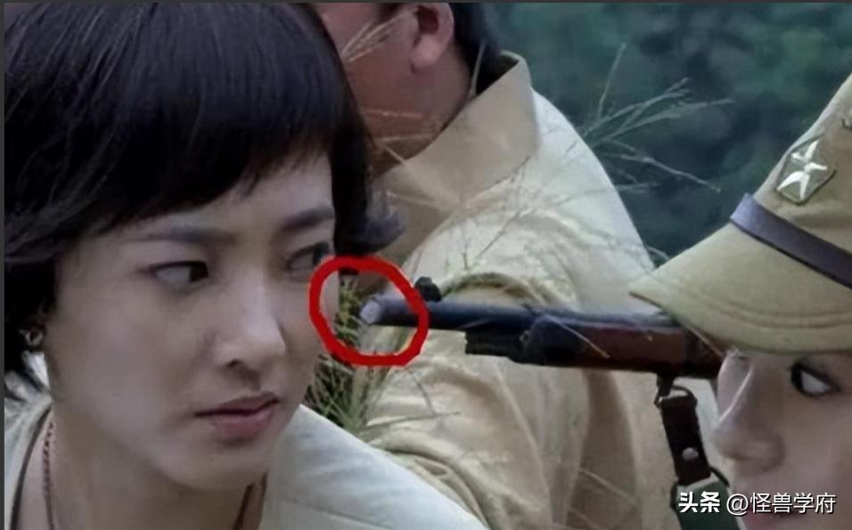 输血管跟电线杆都还能忍，但那个玩手机的，真拿观众当傻子不成？