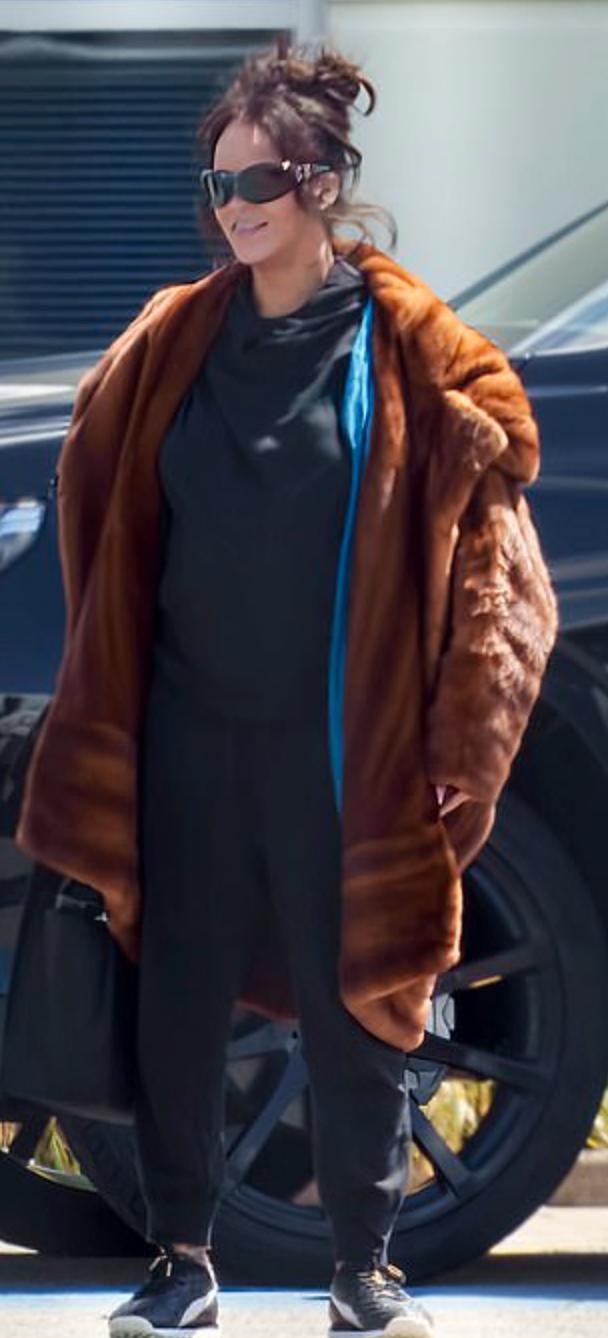 蕾哈娜露脐装,蕾哈娜穿貂