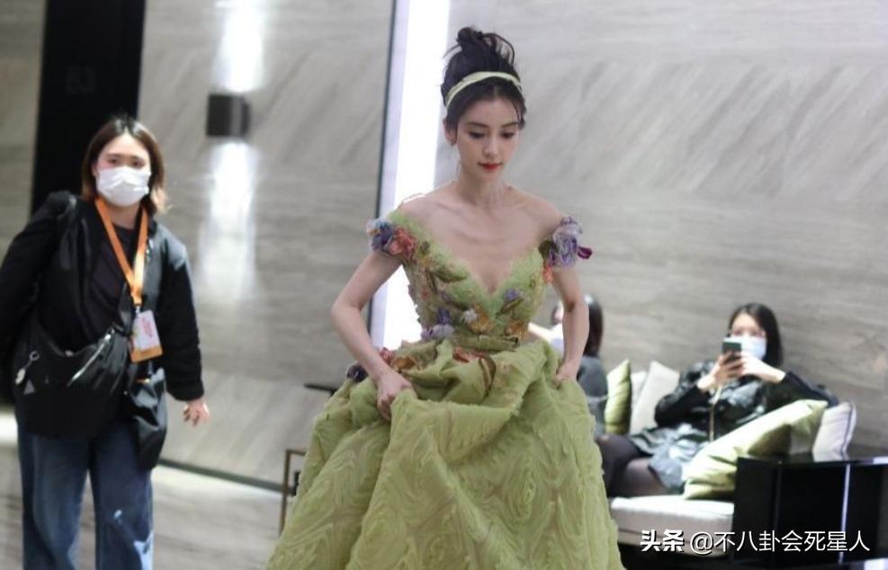 前摄镜头拍人脸为什么变丑,镜头前凹身材