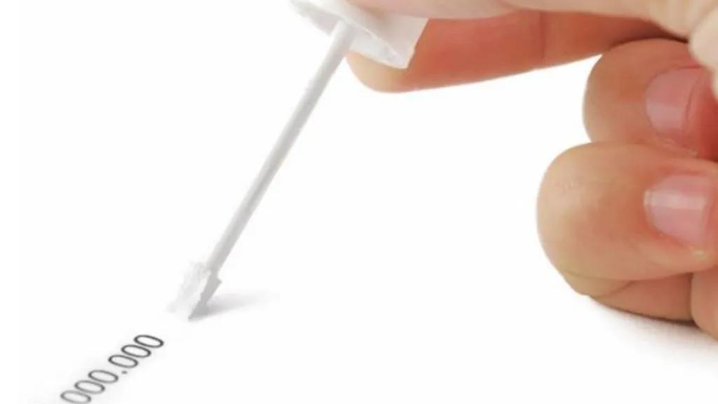 修正液在衣服上怎么洗掉,修正液盖沾上修正液怎么办