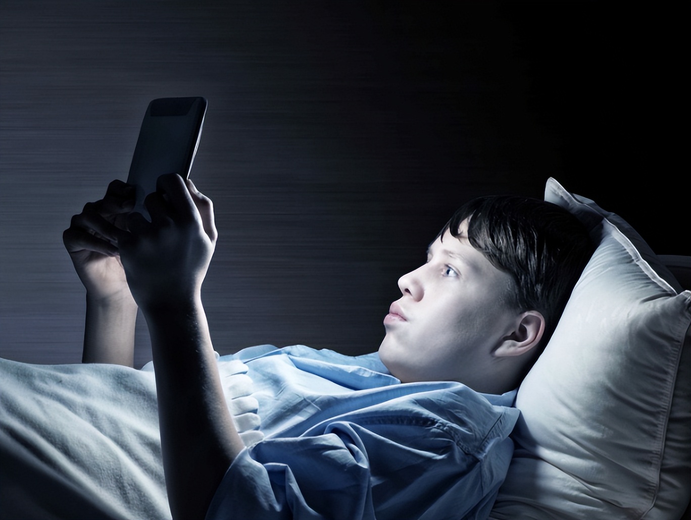 眼睛干涩建议补充什么营养素,眼睛干涩视力模糊吃什么营养品