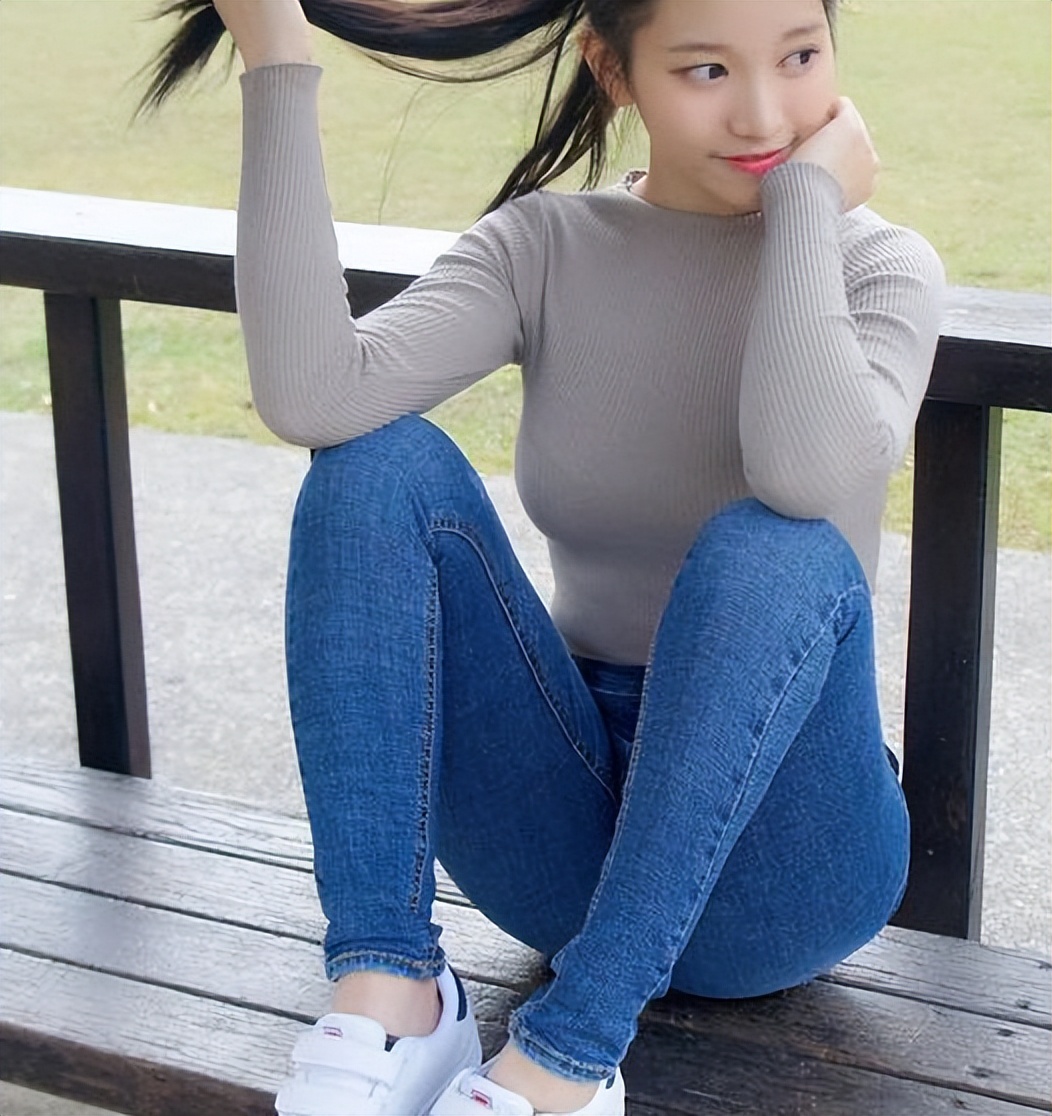 牛仔裤穿搭显出妹子温婉如水气质,牛仔裤干练的搭配穿出清爽女人味