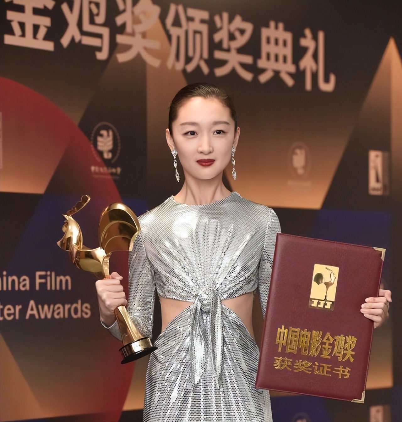 周冬雨退出演艺圈了吗,周冬雨当初没签约张艺谋吗